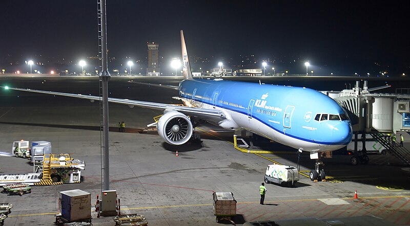 File:KLM Boeing 777 PH-BVO Denpasar 2023 (01).jpg