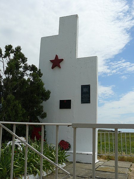 File:Kamyanske monument.jpg