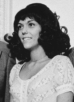 Karen Carpenter in 1972 White House.png