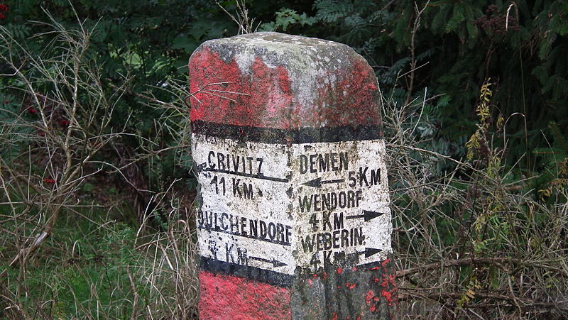 File:Kilometerstein Venzkow.JPG