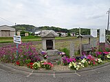 濃茶の祠 右端に「濃茶のばあさん」の説明板、左端に横溝正史疎開宅への行き先表示板が立てられている。