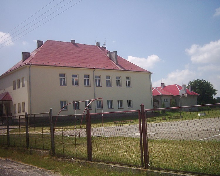 File:Komorów podkarpackie szkoła.JPG