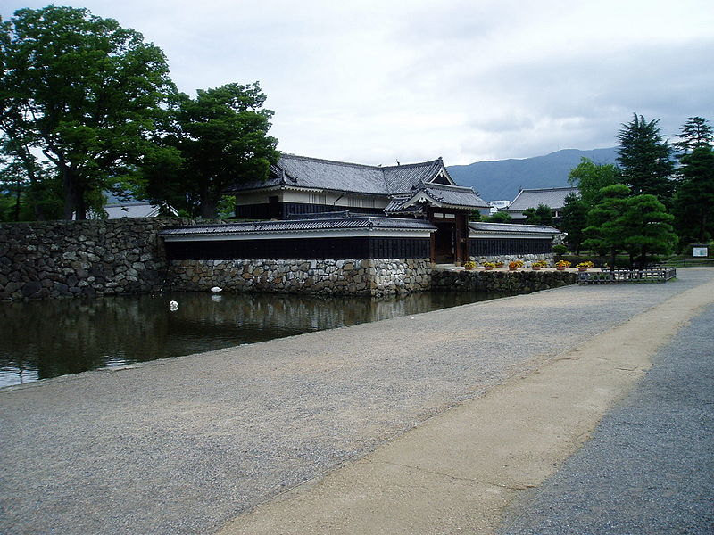 File:Kuro-mon Gate of Matsumoto Castle.jpg