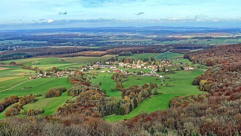 File:La Tour-de-Scay, le village vu depuis la tour des bois.jpg