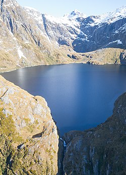 Lake Quill a Sutherland Falls (oříznuté) .jpg