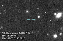 VLTに搭載されている観測装置FORS1によって2002年9月3日に撮影された動画。中央の動いている淡い光がラオメデイア。