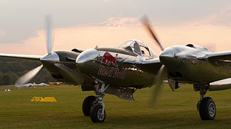 English: Red Bull (The Flying Bulls) Lockheed P-38L Lightning (reg. N25Y, cn 422-8509, built in 1944). Engine: 2 × Allison V1710 (2 × 1.475 hp). Deutsch: Red Bull (The Flying Bulls) Lockheed P-38L Lightning (Reg. N25Y, cn 422-8509, Baujahr 1944). Antrieb: 2 × Allison V1710 (2 × 1.475 PS).
