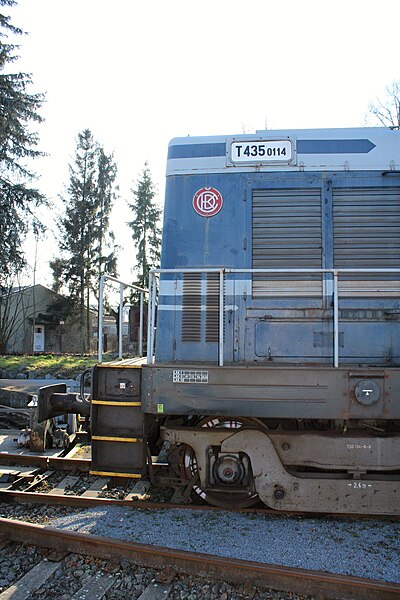 File:Lokomotiva T 4350114 modrá detail levého boku vpředu a čela čísla a znaku ČKD a podvozku Benešov u točny 24.2.2014.JPG