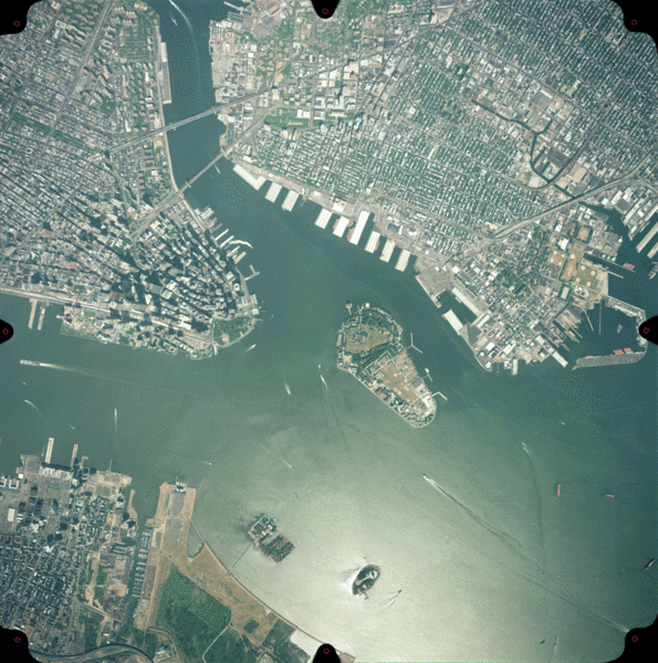 Porto de Nova York e Nova Jersey 595px-Lower_Manhattan_1999_New_York_City