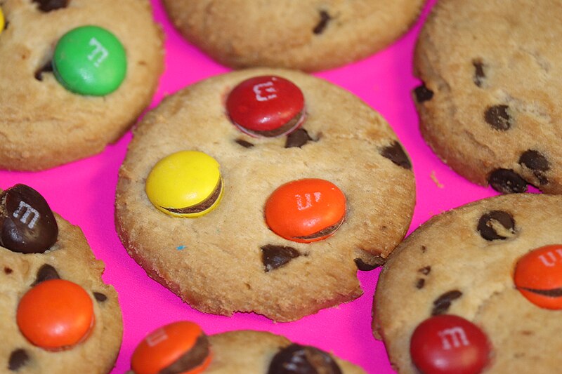 File:M&M chocolate chip cookies on a neon pink plate 21.jpg