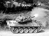 M1戦車砲を発射するM18駆逐戦車, イタリア戦線, 1944年。