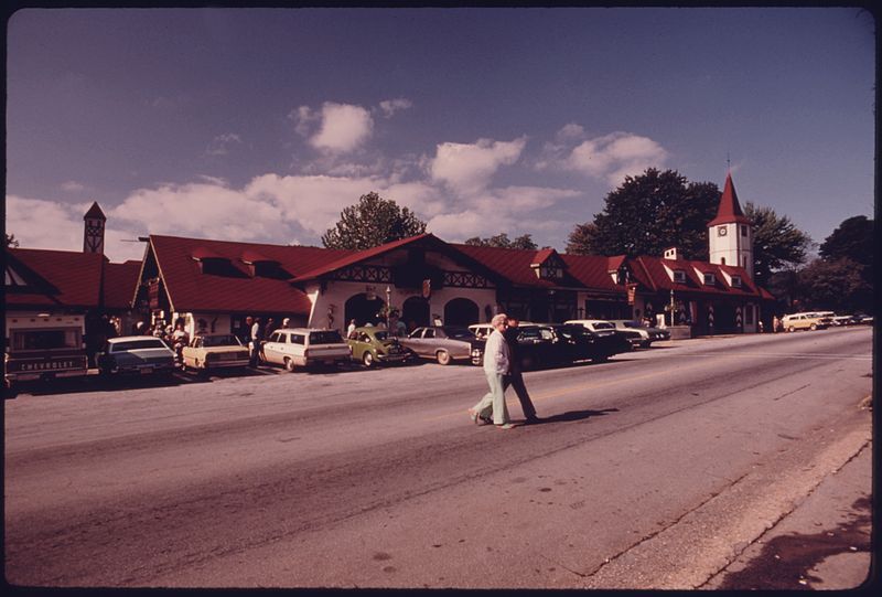 File:MAIN STREET SHOPPING DISTRICT IN HELEN SHOWS THE VILLAGE STORES WITH A UNIFIED BAVARIAN ALPINE THEME. THE STREET IS... - NARA - 557805.jpg