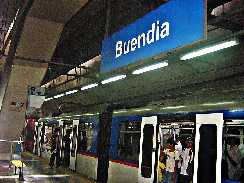 File:MRT-3 Buendia Station Platform 2.jpg