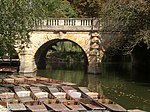 Magdalen Bridge Magdalen Bridge with punts - geograph.org.uk - 1563148.jpg