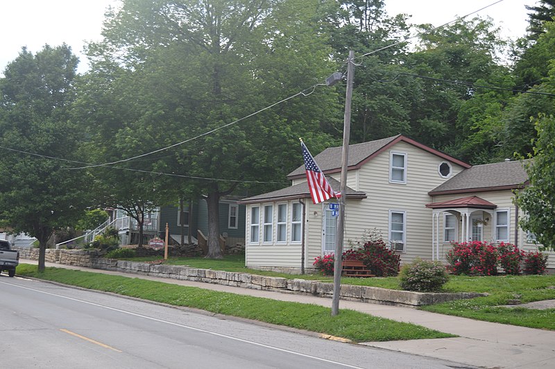 File:Main northwest of Maple in Grafton.jpg