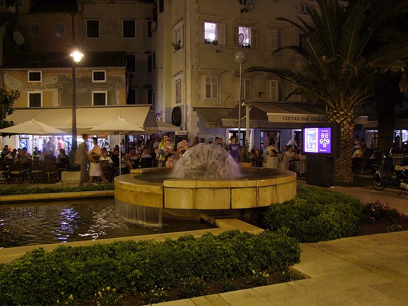 File:Mali Losinj Fountain.jpg