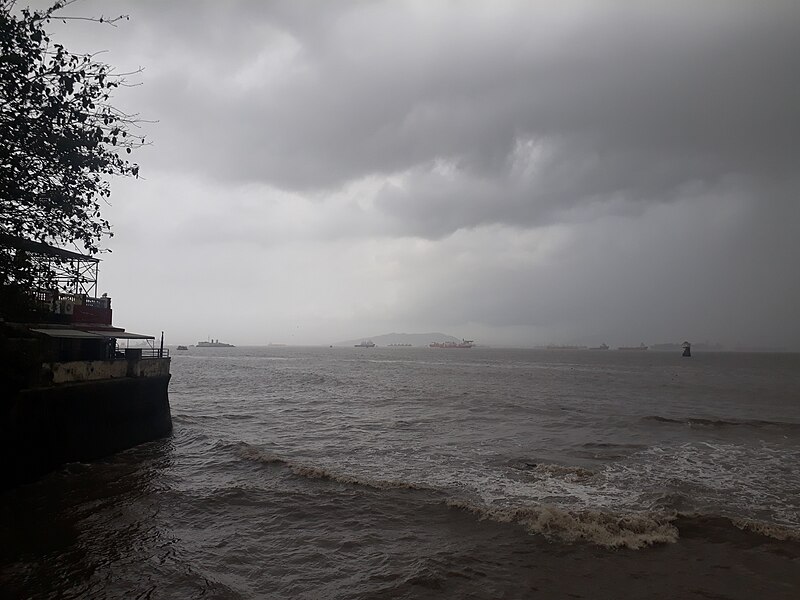 File:Marine Drive in Mumbai 01.jpg