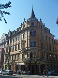 Residential development Martin-Luther-Platz: tenement house with shops in corner location and closed development (individual monument to ID No. 09301958)