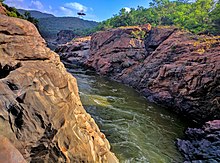 ಮೇಕೆದಾಟು - ಕರ್ನಾಟಕ ರಾಜ್ಯದ ರಾಮನಗರ ಜಿಲ್ಲೆಯ ಕನಕಪುರ ತಾಲ್ಲೂಕಿನ ದಕ್ಷಿಣ ಭಾಗದಲ್ಲಿ ದಟ್ಟವಾದ ಅರಣ್ಯದ ನಡುವೆ ಕಾವೇರಿ ನದೀ ಪಾತ್ರದಲ್ಲಿರುವ ಒಂದು ಪ್ರೇಕ್ಷಣೀಯ ವಿಹಾರಸ್ಥಳ, ಬೆಂಗಳೂರಿನಿಂದ ೯೦ ಕಿ. ಮೀ. ದೂರದಲ್ಲಿದೆ. ಬೆಂಗಳೂರಿನ ದಕ್ಷಿಣಕ್ಕೆ ಸಾತನೂರು ಮಾರ್ಗವಾಗಿ 113 ಕಿಮೀ. ಕನಕಪುರದಿಂದ ಸಾತನೂರು, ಆಲಹಳ್ಳಿ, ಉಯ್ಯಂಬಳ್ಳಿಗಳ ಮಾರ್ಗವಾಗಿ ದಕ್ಷಿಣದಲ್ಲಿ ಸುಮಾರು 40 ಕಿಮೀ ದೂರದಲ್ಲಿದೆ.