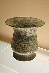 Bronskärl av typen zun (尊) från mellersta Västra Zhoudynastin.