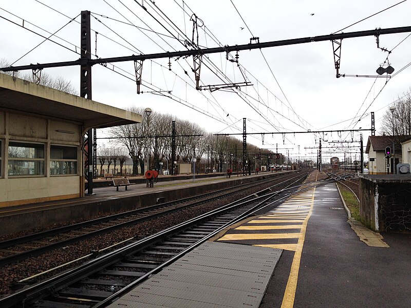 File:Migennes - quai dans la gare.jpg