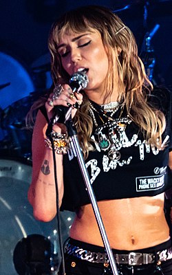 Cyrus esiintymässä vuonna 2019