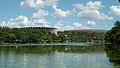 A lagoa da Pampulha, ao fundo o estádio Mineirão e o ginásio poliesportivo Mineirinho