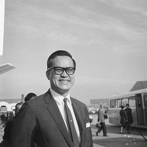 File:Minister Yong Nyuk Lin op Schiphol, Bestanddeelnr 918-3294.jpg