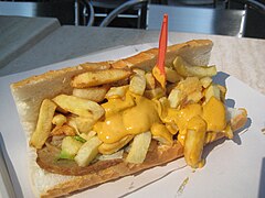 Mitraillette (Belgique) : viande, frites et sauce.