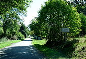 Čeština: Začátek vsi Mladoušov v okrese Benešov ve Středočeském kraji. English: Municipal border sign in the village of Mladoušov, Benešov District, Central Bohemian Region, Czech Republic.