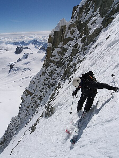 File:Mont Blanc du Tacul - Couloir Jager - Ski descent.jpg