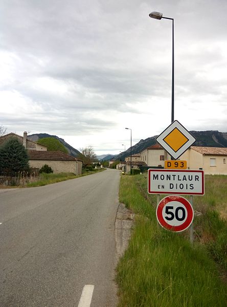 File:Montlaur-en-Diois - Entrée village.jpg