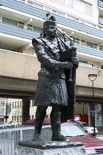 File:Monument 15th Scottish Division Frans Broers Stadhuisplein Tilburg.JPG