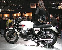 voorseriemodel uit 2007: bij de uiteindelijke versie was het logo vervangen door de naam "Moto Guzzi" in witte letters.