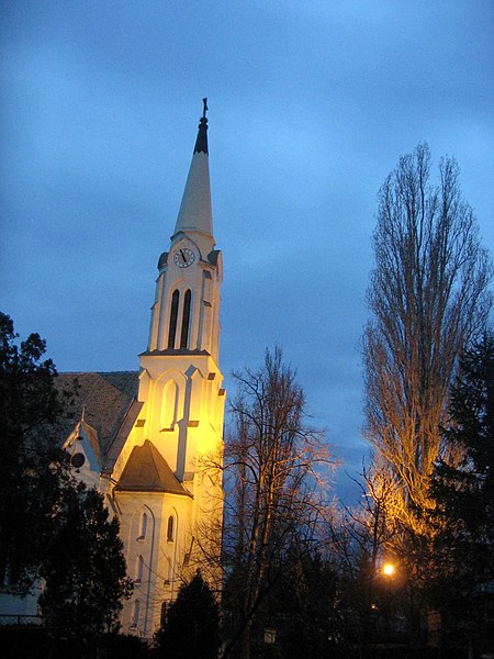 File:Muzlja-church night.jpg