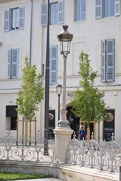 File:Nîmes - Square Antonin 4.jpg