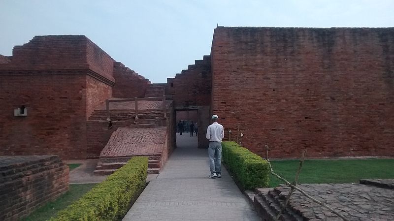 File:NALANDA UNIVERSITY MAIN GATE VIEW FROM INSIDE.jpg