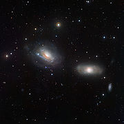 Prise de vue de l'Observatoire de La Silla Paire de galaxies NGC 3169 (gauche) et NGC 3166 (droite) (ainsi que NGC 3165 (bas-droite), démontrant leur distorsion face à la force gravitationnelle de l'un l'autre