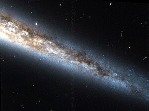 NGC 4565 Хъбъл WikiSky.jpg
