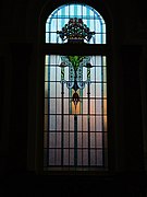 中央階段室のステンドグラス 元裁判所だったことから、公正な裁判を象徴する天秤をモチーフにしている。