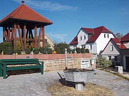 Dorpsplein met klokkestoel