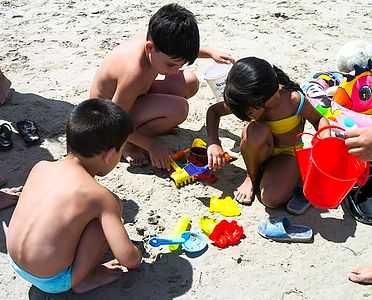 Mala deca na plaži, u kupaćim kostimima