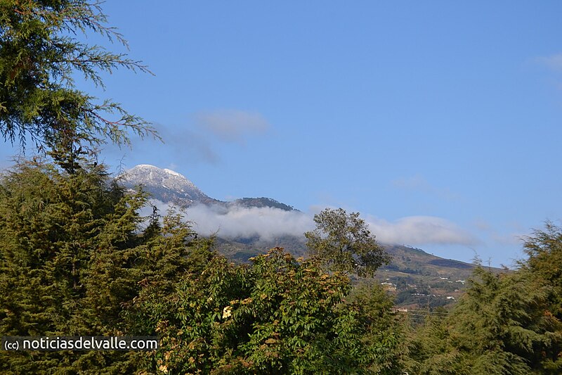 File:Nieve Blanco volcan Tajumulaco.jpg