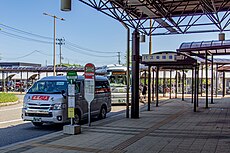 豊栄駅北口に停車する区バス（手前）およびおらってのバス（奥）。2019年5月撮影。