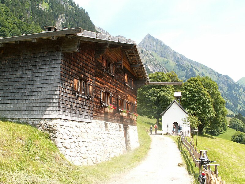 File:Oberstdorf - Gerstruben Nr 6, Kapelle, Höfats.JPG