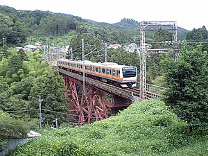 青梅線を走行するE233系電車（2011年7月 二俣尾駅 - 軍畑駅間）