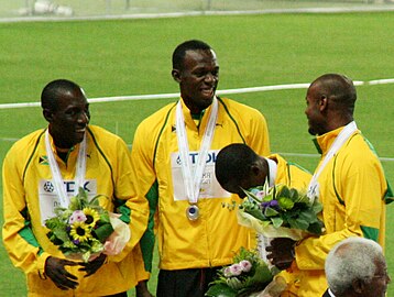 O 4x100 m da Jamaica comemora a prata no pódio, antes do início do domínio completo de Usain Bolt e dos jamaicanos nas provas de velocidade, a partir do ano seguinte nos Jogos de Pequim 2008.