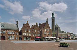 Overzicht rechter zijgevels met plein en rechts de Rooms katholieke kerk Jan de Doper - Waalwijk - 20350034 - RCE.jpg