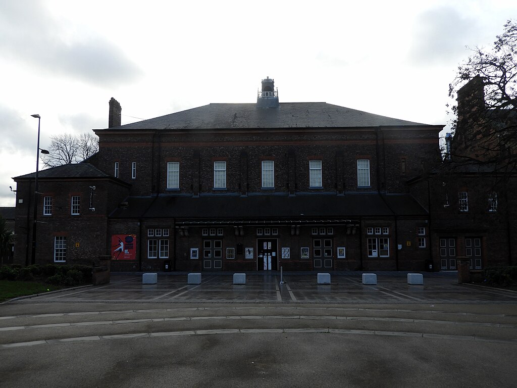 Picture of Pyramid & Parr Hall courtesy of Wikimedia Commons contributors - click for full credit