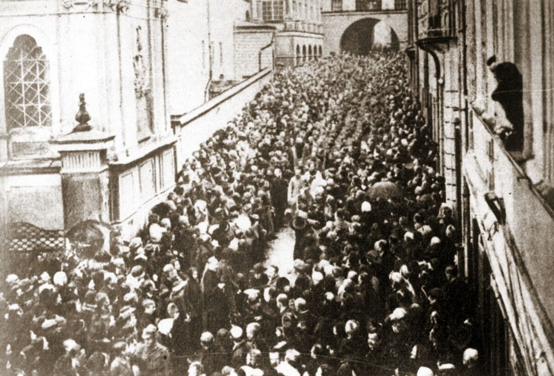 File:Piłsudski Ostra Brama 04.1919.jpg